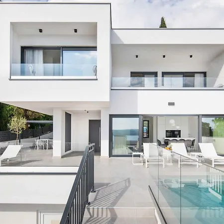 In 45043 Вилла *